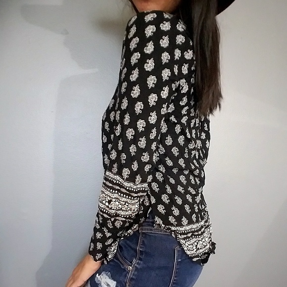 FREE TO BE ME FLORAL PRINT TOP - Picture 11 of 12